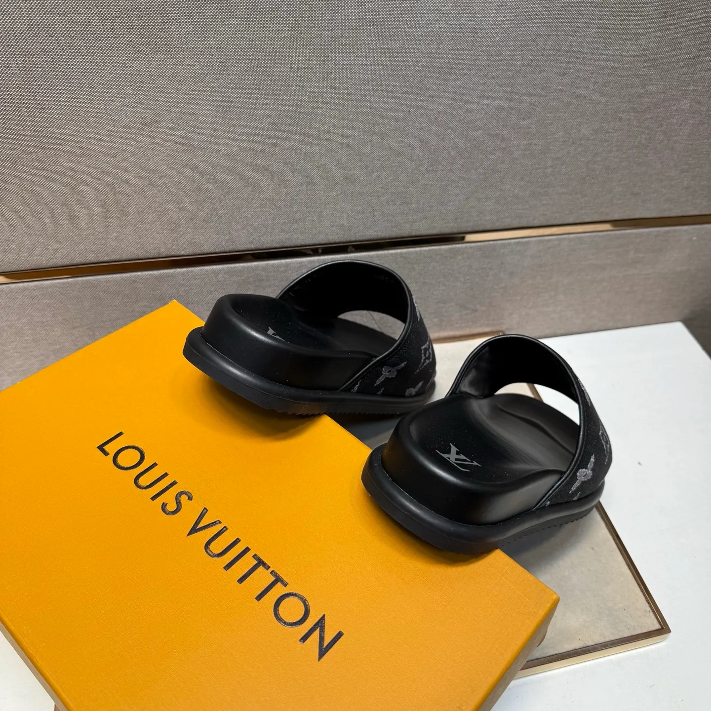 ⬛️Men's shoes 💰p320 [LV～] Men's casual slippers 2025z cabinet sales simultaneously 🔶Size: 38-44 #️⃣ 🔷2 colors🔜The upper is made of multi-material splicing➕Genuine leather lining, comfortable and breathable, sole: original comfortable and wear-resistant outsole, ⚠️Real shot📱Photographed🎬The real thing is better📢📢📢